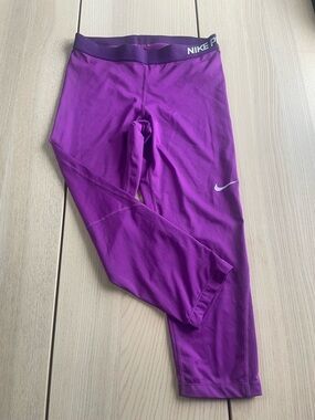 Nike Pro cropped compression athletic leggings in purple ladies large Nike